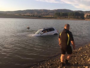 Park Halindeki Cip Gölete Düştü