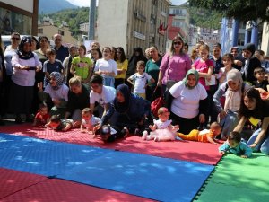 Artvin’de Bebekler Arası Emekleme Yarışması Yapıldı