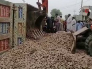 Pakistan’da Feci Kaza: 7’si Çocuk 8 Ölü