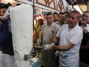 İzmir’de 20 Dakikada 250 Kilo Dondurma Tükendi