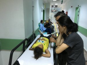 10 Yaşındaki Çocuk Demir Korkulukların Üzerinde Oturduğu Sırada 3 Metrelik Yükseklikten Düştü