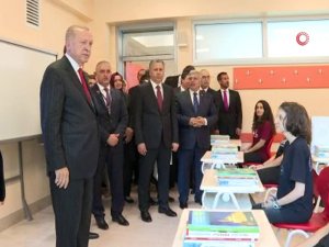 Cumhurbaşkanı Erdoğan, Atatürk Fen Lisesinde Öğrencilerle Bir Araya Geldi