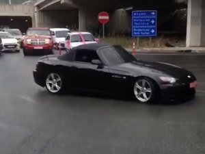 Lüks Otomobillerle Yolu Kapatıp İşte Böyle Drift Yaptılar