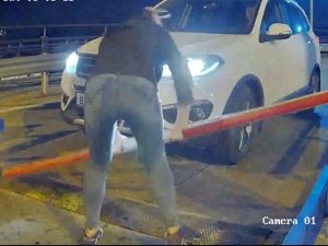 Ücretli Olduğunu Sandıkları Otoparkın Bariyerini Kırdılar