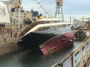 İtalya’da 90 Metrelik Lüks Yat Limanda Devrildi