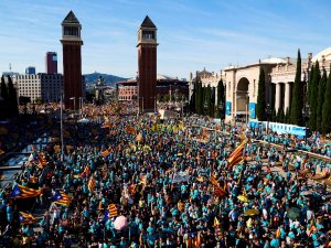 Ayrılıkçı Katalanlar Barselona Sokaklarını Doldurdu