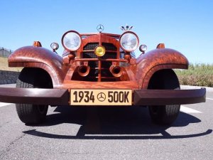 Çinli Marangoz El İşi Ahşap Araba Üretti