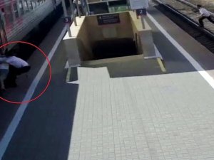 Yaşlı Adamı Trenin Altında Kalmaktan Son Anda Polis Kurtardı