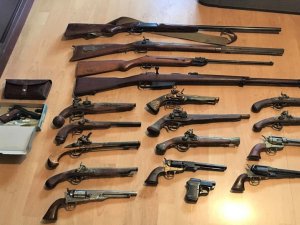 Almanya’da Bir Evde Gizlenmiş Çok Sayıda Silah, Kılıç Ve Bıçak Ele Geçirildi