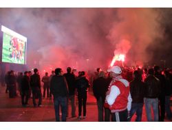 Taraftarlar Dev Ekrandan Maçı İzledi