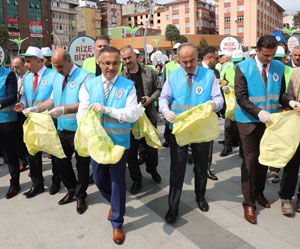 Rize'de Çevre Temizliğine Dikkati Çekmek İçin Çöp Topladılar