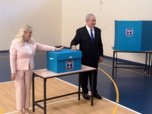 Netanyahu Ve Eşi Oyunu Kullandı