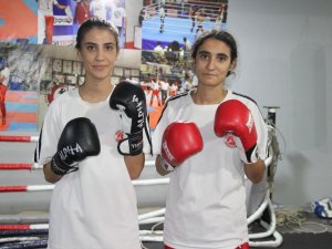 Kick Boksçu Kız Kardeşler, İlk Şampiyonadan Madalya İle Döndü