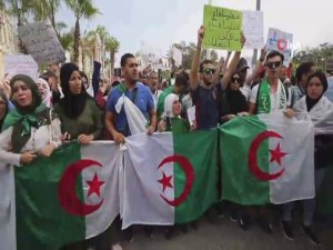 Cezayirli Öğrencilerden Cumhurbaşkanlığı Seçimi Protestosu