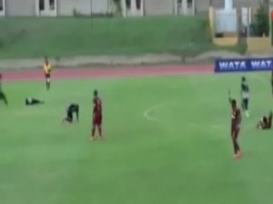 Futbol Maçı Sırasında Oyunculara Yıldırım Çarptı