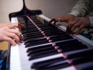 Piyaniste Piyano Çalma Cezası
