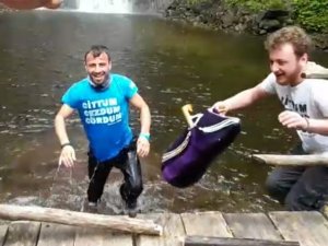 Tulum Çalıp Türkü Söyledikleri Sırada Kendilerini Suda Buldular