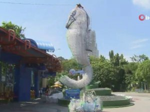 Binlerce Plastik Şişeden Devasa Hayvanlar Yaptılar
