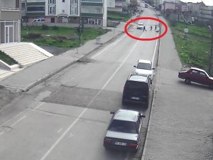 Köpeğin Kovaladığı Küçük Çocuğu Otomobil Kaldırıma Savurdu