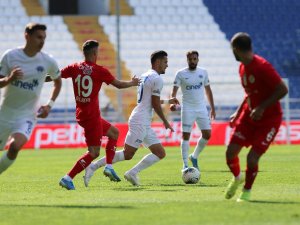 İlk Yarı Sessiz Bitti