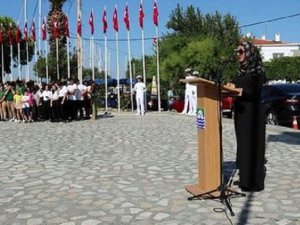 İzmir’de Skandal: Başörtülü Sunucu Öğretmene Akıl Almaz Tepki