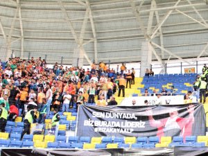 Aytemiz Alanyaspor Taraftarından Rıza Kayaalp’e Pankartlı Tebrik
