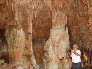 Şifa Kaynağı Mağara Turistlerin Akınına Uğruyor