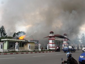 Endonezya’da Protestocular Binaları Ateşe Verdi: 20 Ölü