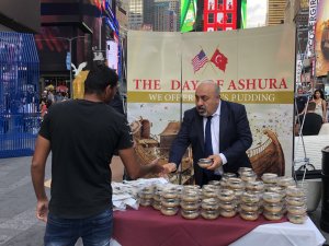 New York’ta Bin Kişiye Aşure Dağıtıldı