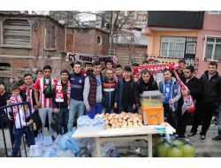 Kasımpaşalı Taraftarlardan, Sivasporlulara Maç Öncesi İkram