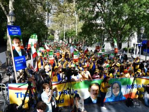 Bm Binası Önünde Ruhani Karşıtı Protesto