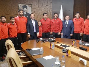 Bakan Kasapoğlu, Güreş Milli Takımı’nı Kabul Etti