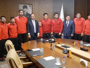 Bakan Kasapoğlu, Güreş Milli Takımı’nı Kabul Etti