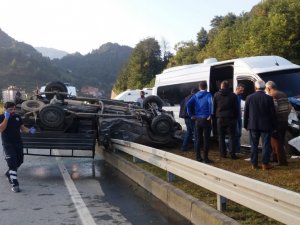 Trabzon’da Öğrenci Servisi Pikap İle Çarpıştı: 2 Yaralı