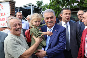 Hayati Yazıcı Rize'de 3 Günde 10 İlçeyi Ziyaret Etti