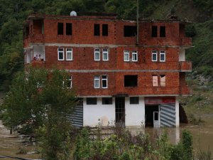 Evlerinin Önü Balçıkla Dolunca Evlerinde Mahsur Kaldılar