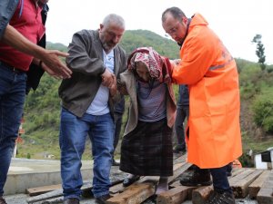 Evlerinin Önü Balçıkla Dolunca Evlerinde Mahsur Kalan Vatandaşlar Afad Ekipleri Tarafından Kurtarıldı