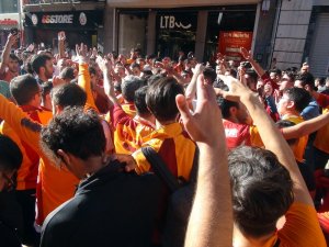 Taksim’de Derbi Öncesi Galatasaray Taraftarından Polise Tezahürat