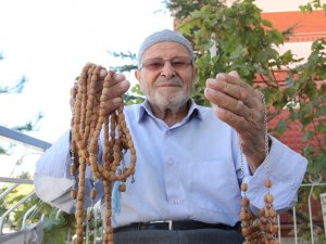 Zeytin Çekirdeklerinden Tespih Ve Kolye Yapıyor