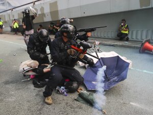 Hong Kong’da Polisten Göstericilere Plastik Mermili Müdahale