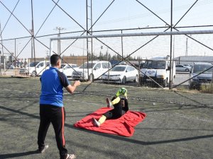 Kaleci, Saha Zemininde Açılan Çukurları Battaniye İle Kapattı