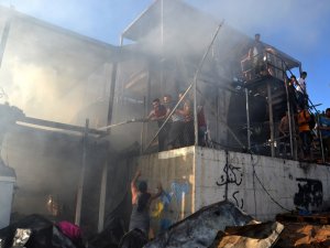 Midilli’de Mülteci Kampında Yangın: 1 Çocuk Ve Kadın Öldü