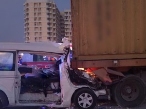 Dubai’de İşçileri Taşıyan Minibüs Kamyona Çarptı: 8 Ölü, 6 Yaralı