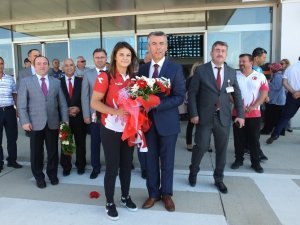 Dünya Şampiyonu Habibe, Çiçeklerle Karşılandı