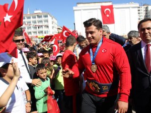 Milli Güreşçi Kayaalp Memleketinde Coşkuyla Karşılandı