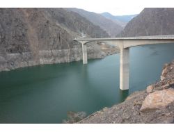 Deriner Barajı'ndaki Su Seviyesi Metrelerce Düştü