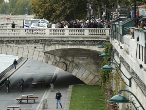 Paris’teki Bıçaklı Saldırgan Polis Çıktı: 4 Ölü