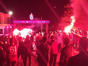 Bordo-mavili Taraftarlar Meşalelerle Takımlarını Stada Uğurladı