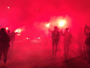Bordo-mavili Taraftarlar Meşalelerle Takımlarını Stada Uğurladı