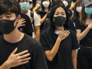 Hong Kong’ta Maske Yasağıyla Gösterilerin Bitmesi Umudu